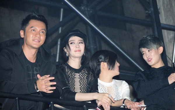 Nếu như Lý Trị Đình thường xuất hiện bên cạnh Phạm Băng Băng ở các sự kiện, gần đây là buổi ghi hình đầu tiên của chương trình I am Singer phiên bản Trung Quốc mùa thứ 3, thì Lý Thần lại được phát hiện lén lút “đánh lẻ” với người đẹp. Chính vì vậy, nhiều người không hiểu nàng Võ Mỵ Nương thật sự đang yêu ai, chàng Lý Mục hay Đường Cao Tông Lý Trị?