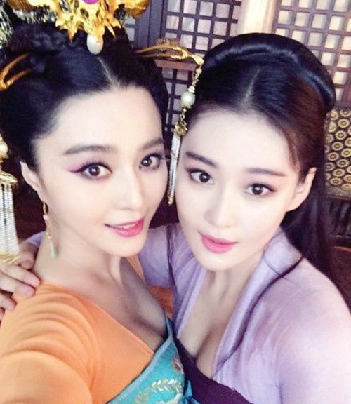 Mặc dù khoe ảnh chụp cung thân mật với nhau trên mạng xã hội khi đóng phim Võ Mỵ Nương truyền kỳ, nhưng thật ra Phạm Băng Băng và Trương Hinh Dư “bằng mặt không bằng lòng”. Bởi vì Lý Thần là bạn trai cũ của Trương Hinh Dư, là người tình tin đồn hiện nay của Phạm Băng Băng.