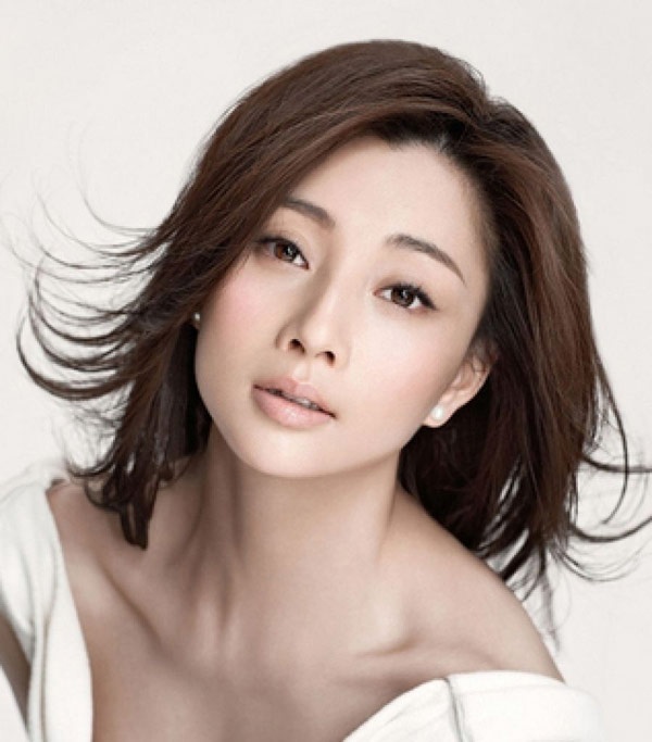 Không rầm rộ trên mặt báo nhưng Ân Đào là cái tên được giới làm phim trân trọng vì tài năng cũng như tinh thần làm việc chuyên nghiệp. Mỹ nhân sinh năm 1979 này gần như không bị giới hạn vai diễn, bất cứ nhân vật nào giao cho cô đều được thể hiện sống động. Sau một loạt phim cổ trang, Ân Đào quay về với vai những phụ nữ hiện đại trong các phim Quy ước trước hôn nhân, Nếu hạnh phúc gõ cửa…