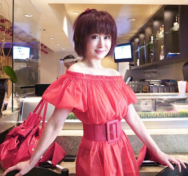 Phan Nghinh Tử được xem là “người đẹp huyền thoại” trên màn ảnh nhỏ Hoa ngữ, không chỉ vì những vai diễn, mà còn ở nhan sắc “trẻ mãi không già”, dù đã 66 tuổi nhưng vẫn giữ được vóc dáng thanh xuân. Vì không muốn phá hỏng hình tượng của mình nên Phan Nghinh Tử đã từ chối những nhân vật lão. Phim gần đây nhất có mặt mỹ nhân không tuổi là Thanh cung tuyệt luyến (2012).