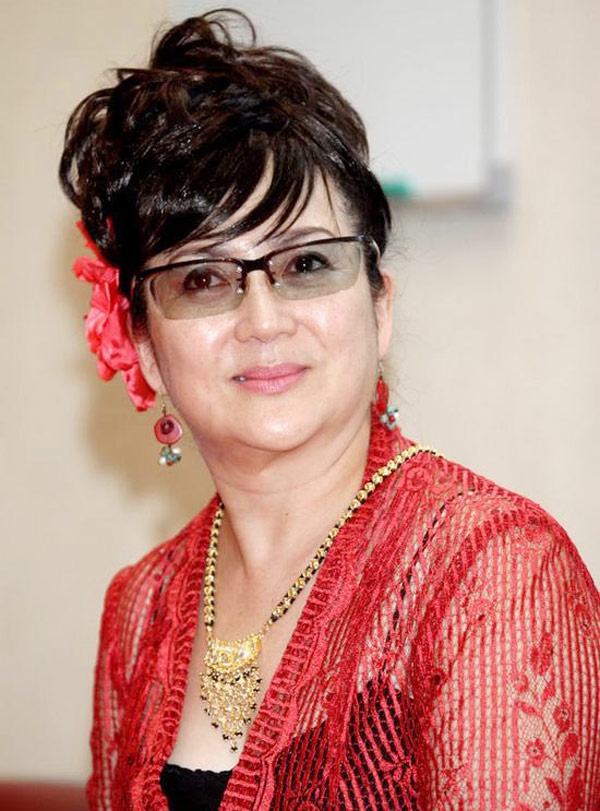 Xuất thân trong gia đình nghệ thuật, đóng phim từ lúc 5 tuổi, đến 15 tuổi đã tham gia hơn 200 tác phẩm, Phùng Bửu Bửu được đánh giá là diễn viên thần đồng được yêu thích nhất ở Hong Kong. Ngoài Võ Tắc Thiên, bà từng thể hiện vai Tây Thi, Dương Quý Phi, Mạnh Khương Nữ… Năm nay 61 tuổi, Phùng Bửu Bửu dành thời gian cho những hoạt động từ thiện, thỉnh thoảng góp mặt với tư cách khách mời trong một vài phim điện ảnh.