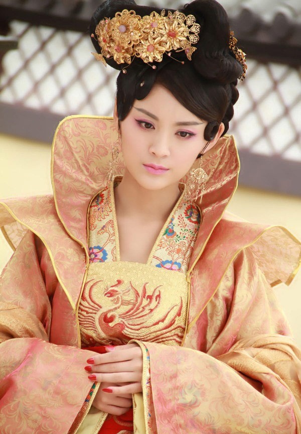 Với vai Trịnh Nhi trong phim Lan Lăng vương (2013), nữ diễn viên Mao Lâm Lâm ghi tên mình vào danh sách những mỹ nhân đóng vai phản diện bị ghét trên màn ảnh nhỏ Trung Quốc. Ban đầu, Trịnh Nhi là cô gái ngoan hiền nhưng hoàn cảnh đẩy đưa khiến cho trở nên thâm độc.