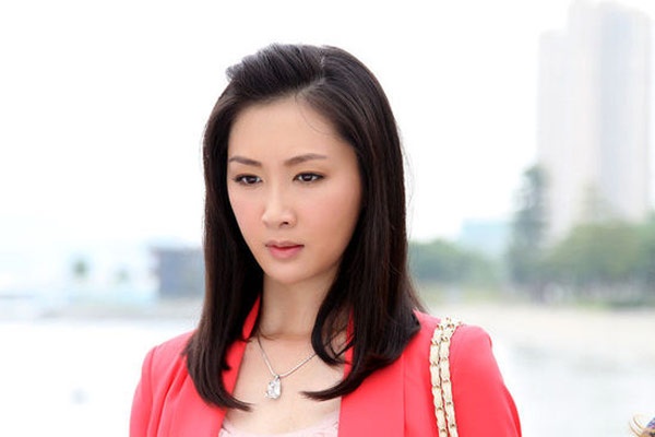 Chỉ vì trả thù mà nhân vật Vương Tuệ Nghi do Đồ Lê Mạn thể hiện trong phim Bách vạn tân nương - Ái vô hận (2013) đã nhiều lần làm hại chính mẹ và em trai ruột của mình. Tính cách cũng như hành động của vai diễn này đã gây nhiều tranh cãi.