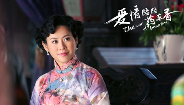 Hoa đán TVB Tuyên Huyên đã khiến người xem đánh mất thiện cảm khi hóa thân vào vai xấu xa, tàn nhẫn trong phim Sóng gió Bạch gia (2013). Nhân vật Mã Phức Phương do cô đóng là một phụ nữ đầy tâm kế, luôn tìm cách hãm hại tất cả những người đàn bà trong Bạch gia.