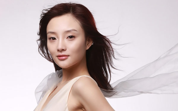 16 tuổi, Lý Tiểu Lộ gây chấn động màn ảnh Trung Quốc khi khỏa thân trong tác phẩm đầu tiên mang tên Thiên dục do ngôi sao Hollywood gốc Hoa Trần Xung đảm nhận vai trò đạo diễn. Sự hy sinh của cô đã được đền bù bằng danh hiệu Nữ diễn viên chính xuất sắc giải Kim Mã. Sau khi thành danh, Lý Tiểu Lộ chuyển sang hoạt động truyền hình, được yêu thích qua nhiều phim như Tuyệt thế song kiêu, Bát đại hào hiệp, Thời niên thiếu của Trương Tam Phong…