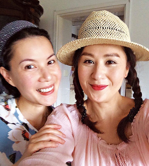 Cùng đến với nghệ thuật từ con đường ca hát nhưng 2 chị em Giang Hân Yến (phải) và Giang Hy Văn (trái) lại tạo tên tuổi khi đóng phim. Nếu cô chị nổi tiếng trên màn ảnh nhỏ TVB thì cô em từng là gương mặt được đánh giá cao ở lĩnh vực phim điện ảnh.