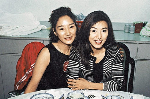 Tuyết Lê (trái) - nàng Lý Mạc Sầu kinh điển trong phiên bản Thần điêu đại hiệp 1995 là em gái của nữ diễn viên Mễ Tuyết (phải) - ngôi sao cá tính trong nhiều bộ phim TVB. Tuyết Lê và Mễ Tuyết chỉ là nghệ danh, còn tên thật của họ là Nghiêm Tuệ Minh và Nghiêm Tuệ Linh.