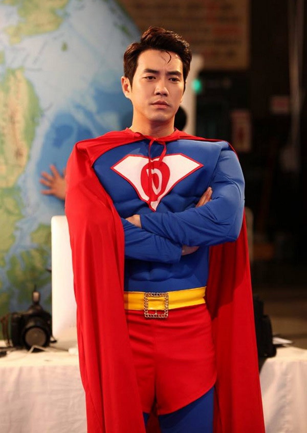 Vì là phim hài nên Joo Sang Wook không ngại bất cứ tạo hình nào.