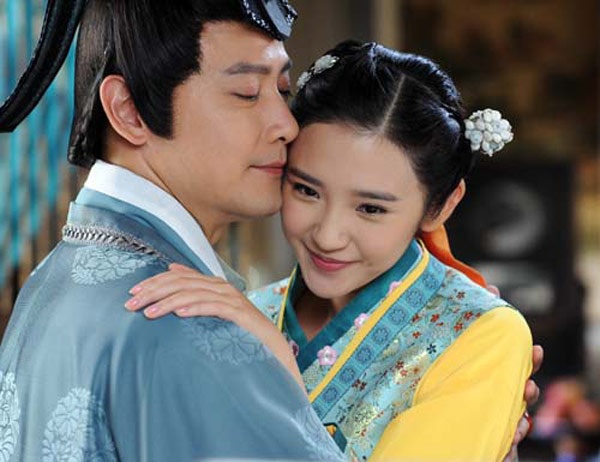 Sinh năm 1968, năm nay đã 47 tuổi, từng đóng vai Hoàng A Mã trong Tân Hoàn Châu cách cách nên nhiều người nghĩ Khưu Tâm Chí đã chấp nhận lên vai lão. Thế nhưng gần đây, ngôi sao xứ Đài này lại được tạo điều kiện diễn cảnh yêu thương với các diễn viên nữ đáng tuổi con cháu như Đường Nghệ Hân (1989) và  Triệu Lệ Dĩnh (1987) trong Lên nhầm kiệu hoa - Tam kỳ duyên.