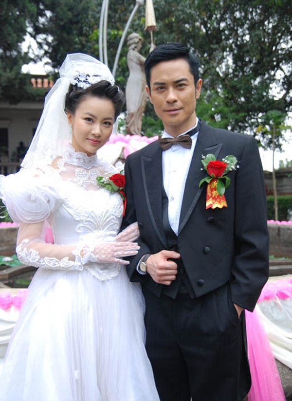 Bằng tuổi với Ngô Kỳ Long, mỹ nam TVB Trịnh Gia Dĩnh khi sang Trung Quốc đóng phim thường được xếp cặp với các mỹ nhân 8X đời cuối như Can Đình Đình (1986) trong Thâm cung điệp ảnh, Dĩnh Nhi (1988) trong Anh hùng, Từ Hy Nhan (1987) trong Vạn thủy thiên sơn tổng thị tình… và đặc biệt là trong Hoa Tư Dẫn, Trịnh Gia Dĩnh đóng đôi với nữ diễn viên sinh năm 1989 Lâm Nguyên.