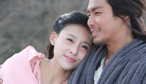 Do sở hữu gương mặt bơ sữa nên dù ngoài đời năm nay đã bước vào tuổi 41 nhưng Chung Hán Lương đóng toàn vai những anh chàng tuổi đôi mươi, thanh xuân phơi phới và yêu thương bạn diễn nữ nhỏ hơn trên 10 tuổi. Đó là Giả Thanh (1988) trong Thiên long bát bộ 2013, hay vừa đình đám với Đường Ngữ (1983) trong Bên nhau trọn đời.