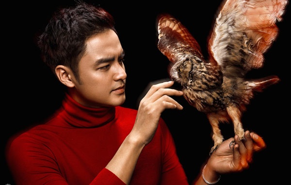 Nói về chuyện lập gia đình, Minh Đạo kể mấy năm trước, bố mẹ còn hối thúc nhưng bây giờ vì anh trai đã sinh cháu đích tôn cho dòng họ Lâm (Minh Đạo tên thật là Lâm Triều Chương) nên áp lực lấy vợ của anh đã được giảm nhẹ. Ngôi sao 35 tuổi nửa đùa nửa thật: “Trong năm nay, nếu gặp được người vừa ý là tôi sẽ kết hôn ngay. Mẹ tôi bảo tuổi Thân năm nay hạp màu đỏ nên sẽ cố gắng mặc nhiều trang phục màu đỏ để cầu may mắn”.