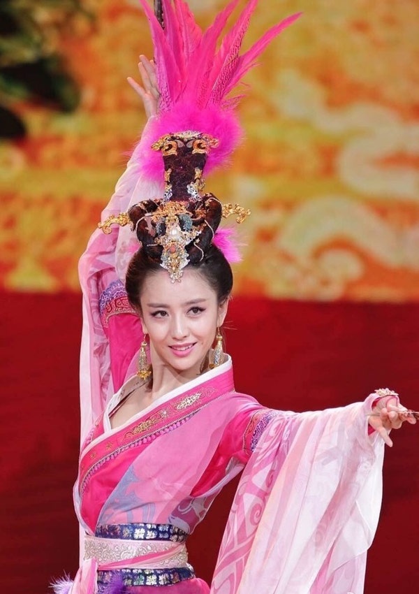 Thể hiện nhân vật Điêu Thuyền - mỹ nhân thời Tam quốc có sắc đẹp được ví khiến mặt trăng phải xấu hổ mà giấu mình đi (bế nguyệt) là Đồng Lệ Á, nữ diễn viên nổi tiếng qua vai Triệu Phi Yến trong bộ phim truyền hình Mẫu nghi thiên hạ.