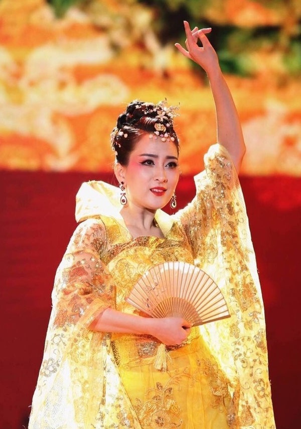 Nữ diễn viên Mã Tô - ma nữ tóc trắng phiên bản 2012 hóa thân vào hình ảnh Dương Quý Phi - người đẹp có nhan sắc khiến hoa thu mình lại vì hổ thẹn (tu hoa), được xem là nguyên nhân khiến nhà Đường suy vong.