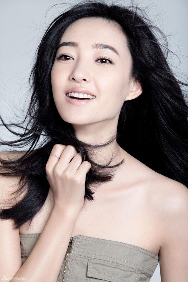 Mang vẻ đẹp của một cô gái người dân tộc thiểu số - Mãn tộc, mỹ nhân sinh năm 1985 đã phát huy hết sức quyến rũ vừa hoang dại vừa hiện đại qua vai những cô gái có cá tính mạnh, phản diện, mà thành công tiêu biểu chính là việc cùng lúc đóng 3 vai ở tác phẩm truyền hình Mỹ nhân tâm kế. Mới đây, Vương Lệ Khôn được nữ đạo diễn Từ Tịnh Lôi bắt cặp với mỹ nam 9X Ngô Dịch Phàm trong bộ phim Có một nơi chỉ chúng ta biết vừa ra rạp hôm 14/2.