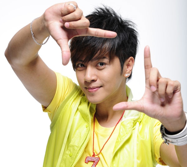 Bước vào năm thứ 19 kể từ ngày đặt chân vào làng giải trí với vai trò ca sĩ của nhóm nhạc Tứ đại thiên vương, La Chí Tường đã giữ vững danh hiệu ngôi sao đa năng và luôn có tên trong top những nghệ sĩ Đài Loan thu nhập cao nhất. Chàng Lương Sơn Bá sinh năm Kỷ Mùi 1979 hiện đang có một lượng fan khủng nên đi đến đâu được tung hô tới đó.