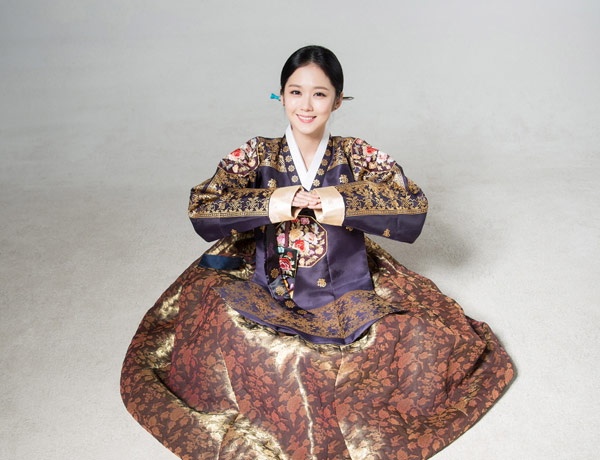 Năm 2002, vừa mới 21 tuổi, Jang Na Ra nổi tiếng với bộ phim Cô gái thông minh (Successful Story of a Bright Girl). Tính đến nay đã 13 năm và cô cũng vừa tổ chức kỷ niệm 5.000 ngày hoạt động nghệ thuật.