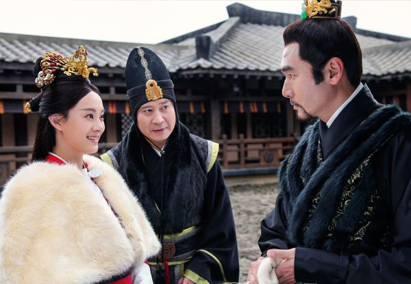 Tài tử Hong Kong Phương Trung Tín (phải) lần đầu tiên làm vua trên màn ảnh nhỏ.