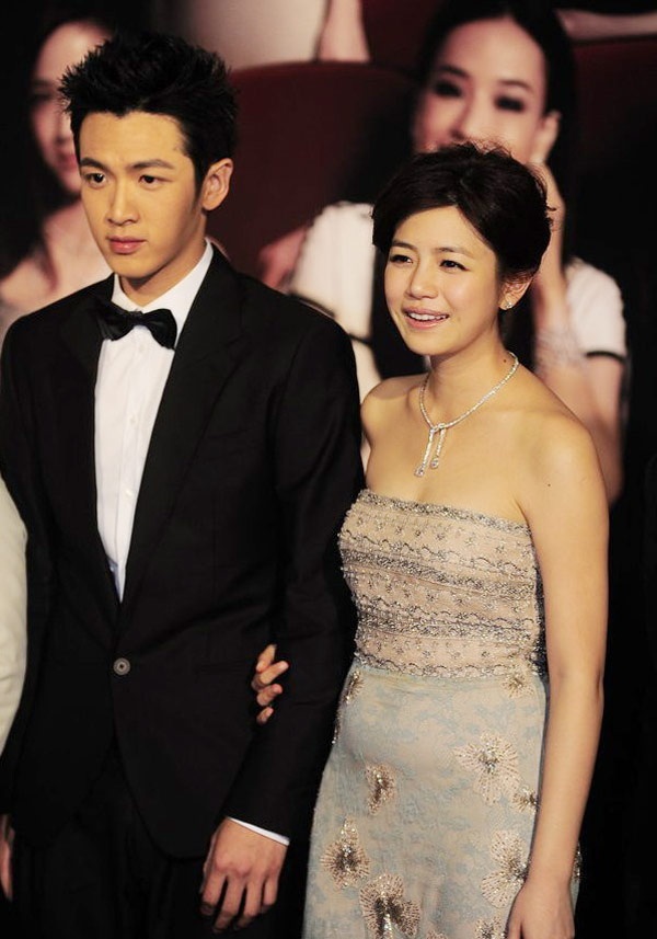 Trong khi đó, nàng Tiểu Long Nữ phiên bản 2014 lại có chiếc bụng mỡ “khó trị”. Trần Nghiên Hy tâm sự cô rất dễ mập và mỡ thường tấn công lên mặt và bụng.