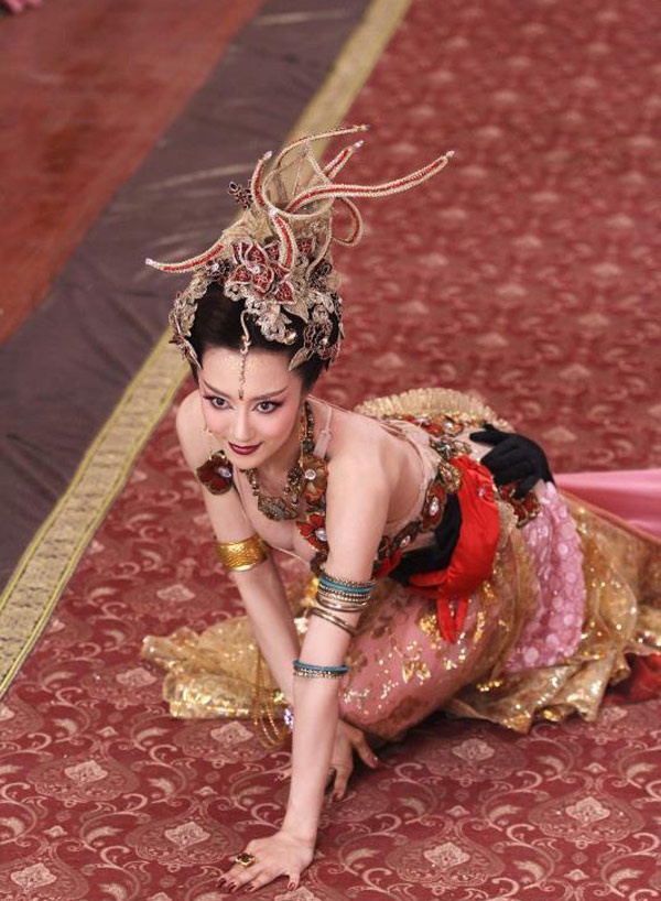 Lý Y Hiểu thay thế Trương Hinh Di đảm nhận vai Đát Kỷ trong phần 2.