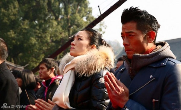 Quách Phú Thành và Củng Lợi cùng đoàn phim đã đến bái Đại Phật Linh Sơn ở Vô Tích (Trung Quốc).