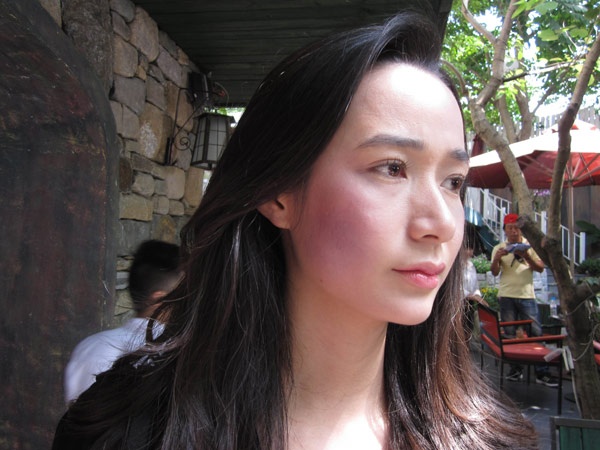 Gương mặt Bảo Kỳ được hóa trang bầm tím cho một cảnh quay.