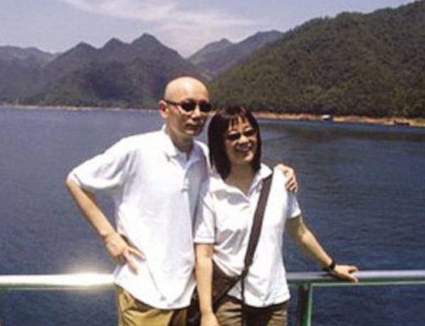 Qua giới thiệu, nam diễn viên Cát Ưu gặp, rồi yêu cô giáo Hà Thông vào năm 1985. Suốt 30 năm qua, trong khi nhiều người bạn thân của anh “thay người tình như thay áo” thì ngôi sao phim Thiên hạ vô tặc vẫn một lòng chung thủy, làm một người chồng mẫu mực, người cha tốt.