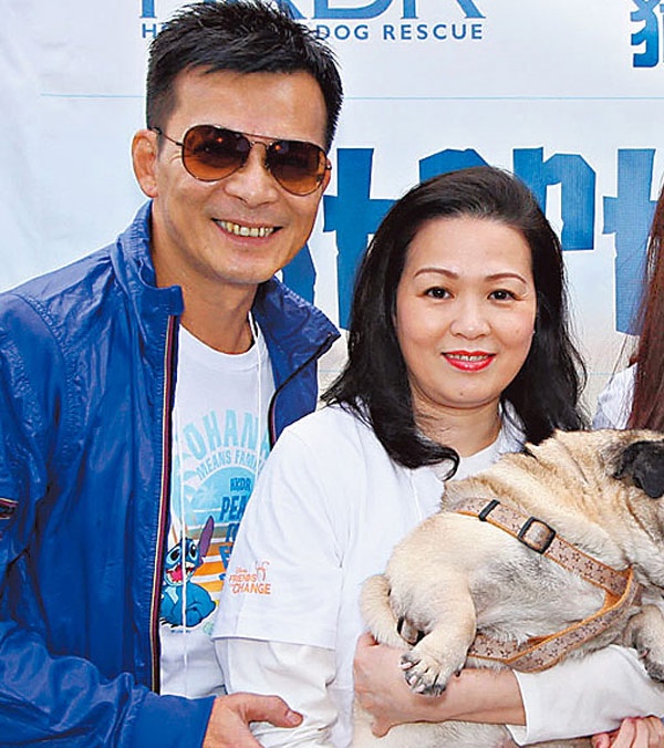 Đóng chung với rất nhiều mỹ nhân nhưng chàng Quách Tỉnh phiên bản TVB 1983 Huỳnh Nhật Hoa chưa bao giờ để xảy ra scandal phim giả tình thật. Bởi với anh, bà xã - nữ diễn viên Lương Khiết Hoa Mãi mãi là số một. Con gái anh - nữ diễn viên Huỳnh Chỉ Thanh (24 tuổi) vẫn rất tự hào khi nói về tính chung thủy của cha.