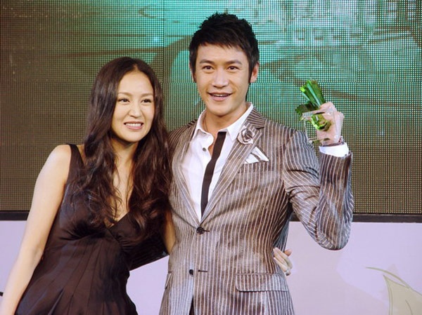 Yêu nhau ngay từ những ngày đầu bước chân vào đại học, mặc dù Lục Nghị là “Bạch mã hoàng tử” của nhiều fan nữ, song trái tim anh chỉ có duy nhất một người - nữ diễn viên Bào Lôi. Năm 2006, họ kết hôn, hiện đang sống hạnh phúc cùng con gái Bối Nhi (7 tuổi).