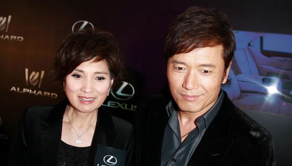 Vẻ đẹp nam tính của Miêu Kiều Vỹ từng khiến nhiều khán giả nữ mê mệt, song tài tử TVB này chỉ yêu một mỹ nhân duy nhất - đó là Thích Mỹ Trân. Từ ngày gặp gỡ đầu tiên vào năm 1982 đến nay, 33 năm qua, dù con gái đã 24 tuổi, con trai 22 tuổi nhưng họ lúc nào cũng như cặp vợ chồng mới cưới.