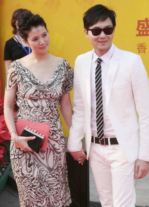 Gắn bó với nhau từ năm 1993, cuộc tình marathon của mỹ nam TVB Trương Trí Lâm và nàng Hoa hậu Hong Kong 1990 Viên Vịnh Nghi đã có đoạn kết mỹ mãn vào năm 2001 và đơm hoa kết trái khi cậu con trai Morton chào đời năm 2006. 22 năm qua, cặp đôi này luôn được xem là hình mẫu hạnh phúc trong làng giải trí xứ cảng thơm vốn phức tạp.