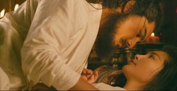 Mỹ nhân sinh năm 1973 cho biết, lần thứ 3 đóng cặp với nhau, cô cùng Trần Khôn đã “nâng cấp” cảnh nóng, không chỉ ôm, hôn mà còn khỏa thân tắm chung, thể hiện màn hí thủy ấn tượng của 2 nhân vật Chung Quỳ và Tuyết yêu. Còn ngôi sao sinh năm 1976 của phim Họa bì tiết lộ, do đã quá thân thiết ngoài đời nên để không phải ngại ngùng, anh phải pha trò tạo không khí vui vẻ, nhờ vậy mà 2 người nhanh chóng hoàn thành các cảnh diễn nhạy cảm.