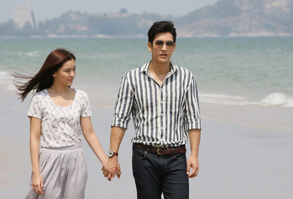 Mặc dù đã kết hôn với nữ diễn viên Peach Sitamon Taengsuwan nhưng điều đó không khiến tình cảm của các fan nữ dành cho Jesdaporn Pholdee vơi đi.  Mới đây, anh đã hớp hồn nhiều cô gái khi tái diễn lại câu chuyện tình cảm động trong bộ phim truyền hình Hàn Quốc Trái tim mùa thu phiên bản Thái, phát sóng trên TodayTV lúc 11h hàng ngày từ 9/3.