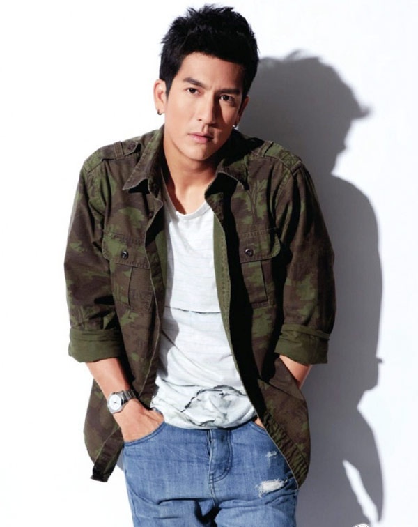 Jesdaporn Pholdee là diễn viên, người mẫu và người dẫn chương trình, anh từng được bình chọn là mỹ nam gợi cảm nhất Thái Lan. Sinh năm 1977 tại Bangkok, anh là hoàng tử lai mang 2 dòng máu Trung Quốc - Thái Lan, được biết đến khi tham gia bộ phim Dang Bireley’s and the Young Gangsters (1997). Tuy nhiên, thành công của tác phẩm điện ảnh The Iron Ladies năm (2000) mới thật sự giúp sự nghiệp của Jesdaporn Pholdee bước sang một trang mới.