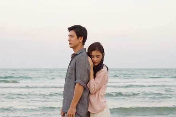 Tìm nhau giữa mùa thu bắt đầu từ tình tiết Patin làm rơi nhãn tên của Pitcha và Pan xuống sàn nhà. Một y tá dán lại nhãn nhưng lại dán nhầm và cũng từ đây, cuộc đời của 2 cô bé bắt đầu bị tráo đổi. Lớn lên, số phận run rủi cho Pitcha và Pan gặp lại nhau ở trường học. Pan không thích Pitcha bởi Pitcha được sống yên ấm bên gia đình khá giả của Patin, trong khi Pan kém may mắn hơn khi chịu gia cảnh nghèo khổ. Trong một lần xảy ra chuyện, Pitcha phải nhập viện. Tai nạn bất ngờ khiến gia đình Patin phát hiện ra Pitcha không mang cùng nhóm máu với họ. Pan và Pitcha được đưa trở lại gia đình thực của mình. Patin được gia đình đưa sang Mỹ, cách xa Pitcha từ đó.