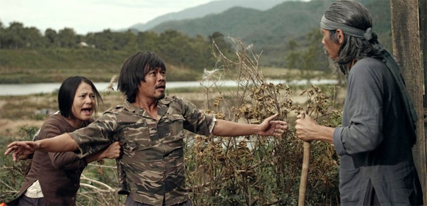 Thúy Hằng (vai Bưởi) và Huy Trường (vai Bè) trong phim Những đứa con của làng.