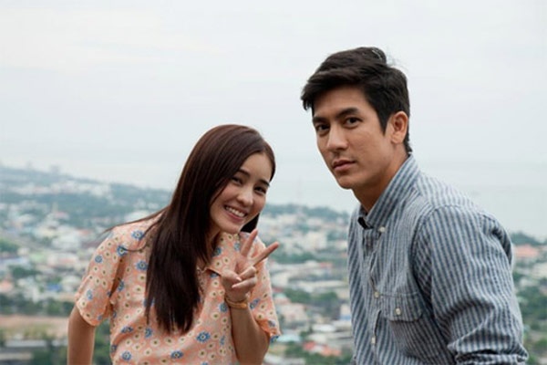 Trong phiên bản xứ chùa vàng mang tên Tìm nhau giữa mùa thu, Jesdaporn Pholdee vào vai Patin (Yun Joon Soo do Song Seung Hun thủ vai) và có câu chuyện tình đẹp với Pitcha (vai Eun Seo của Song Hye Kyo) do nữ diễn viên Aom Sushar Manaying - nàng nấm lùn dễ thương từng khiến fan phát cuồng trong phim Ngôi nhà hạnh phúc Thái Lan.