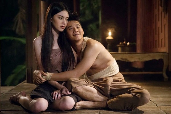 Mai Davika và Mario Maurer trong Tình người duyên ma.