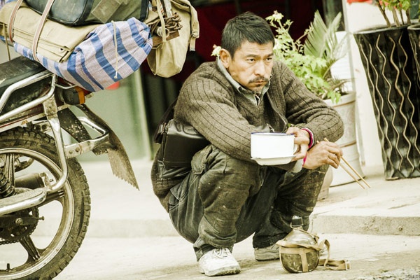 Qua bàn tay hóa trang, một Lưu Đức Hoa lịch lãm, đẹp trai trở thành một anh nông dân nhếch nhác với gương mặt khắc khổ. Ngôi sao của bộ phim Vô gian đạo tiết lộ, tất cả những bộ quần áo nhân vật mặc đều mượn của những nông dân ngoài đời. Thậm chí, đôi giày anh mang suốt hơn 100 phút phim cũng thuộc “hàng hiếm” do tổ đạo cụ nhặt được trong thùng rác.