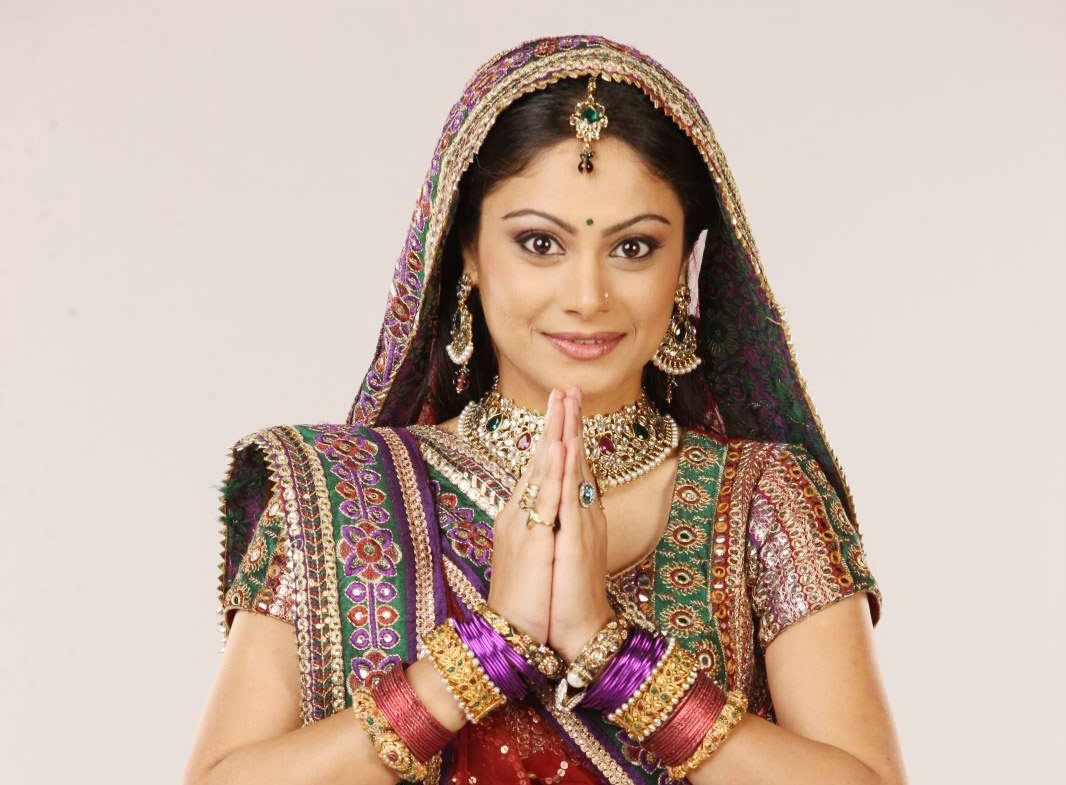 Kham pha cuoc song quy toc trong phim ‘Co dau 8 tuoi’ hinh anh