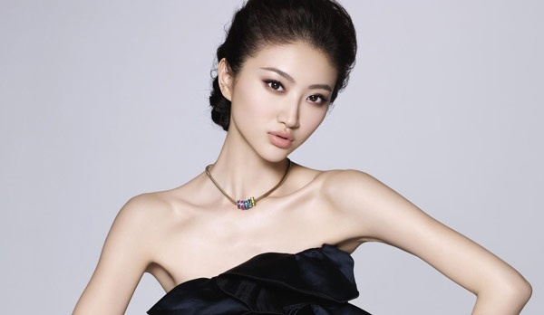 Tốt nghiệp 2 ngôi trường nghệ thuật danh tiếng Học viện múa Bắc Kinh và Học viện điện ảnh Bắc Kinh, Cảnh Điềm được đánh giá là một trong số những mỹ nhân đời cuối 8X tài sắc trên màn ảnh Trung Quốc.