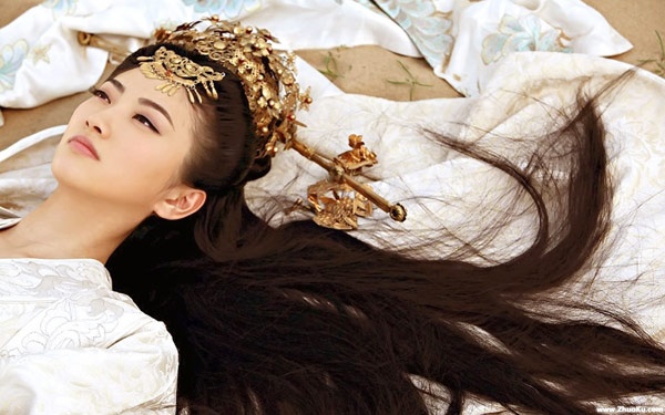 Từ khi lọt vào mắt xanh của siêu sao Thành Long, tham gia bộ phim điện ảnh Câu chuyện cành sát 2013, tên tuổi của Cảnh Điềm bắt đầu tỏa sáng. Cô có thêm nhiều cơ hội bên lĩnh vực truyền hình, liên tiếp đảm nhận vai nữ chính trong 3 phim Tôn Tử đại truyện (ảnh), Ban Thục truyền kỳ và mới đây là Đại Ngọc Nhi truyền kỳ.