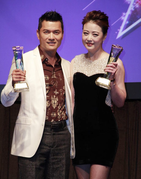 Cùng có mặt và nhận giải thưởng TV World 2015 hôm 24/3, Lữ Lương Vỹ và Châu Hải Mỵ không còn cảm giác ngại ngùng, xa lạ, mà khá thoải mái chụp chung với nhau sau hơn 20 năm chia tay.