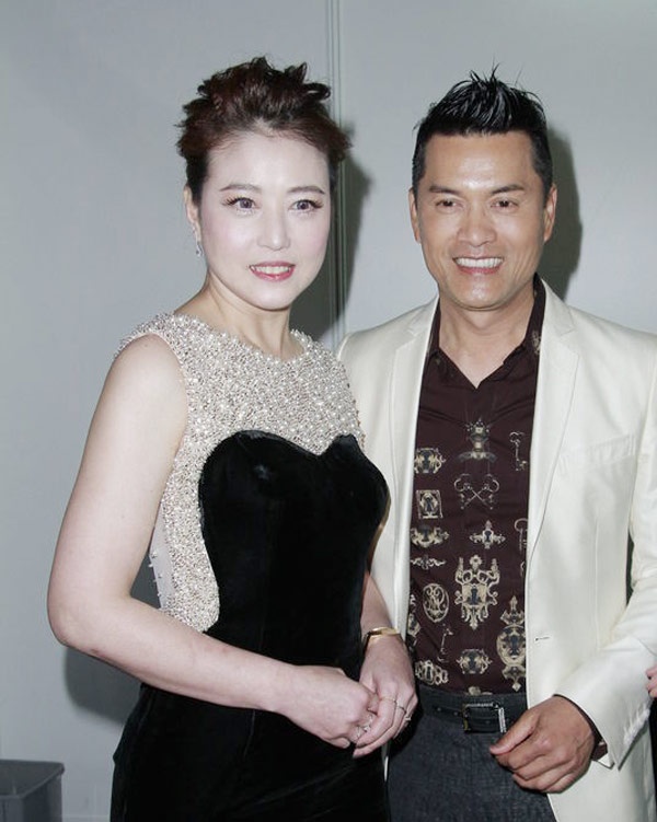 Từ đó đến nay, trong lúc nam ngôi sao Hong Kong sinh ra tại Việt Nam đã bước đến bến đò thứ 3, thì nàng Chu Chỉ Nhược của phiên bản Ỷ thiên đồ long ký 1994 vẫn “phòng không gối chiếc”.