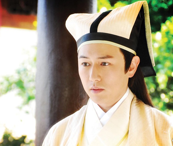 Qua diễn xuất của Trần Kiện Phong, nhân vật Mã Tam Bảo (sau đổi tên thành Trịnh Hòa) trong bộ phim truyền hình TVB Hồng Vũ tham thập nhị được bình chọn là Thái giám thư sinh nhất.