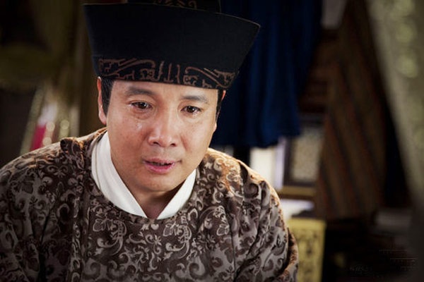 Nổi bật giữa dàn hoạn quan trong bộ phim truyền hình Khuynh thế hoàng phi, nhân vật Hoa công công có dáng đi uyển chuyển, động tác mềm mại qua diễn xuất của nghệ sĩ Miêu Hạo Quân được bình chọn là Thái giám đồng bóng nhất.