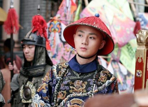 Hoạn quan trẻ tuổi Xuân Nhi, cận thân của Từ Hy thái hậu trong bộ phim truyền hình Thương khung chi mão do Dư Thiếu Quần thể hiện là Thái giám hiền lành nhất với tính cách chính nghĩa, lạc quan. 