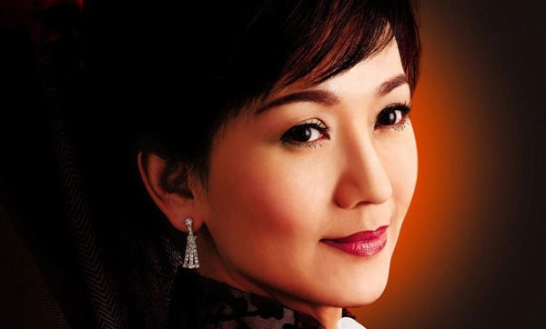 Năm nay 61 tuổi, bà nổi tiếng qua hình ảnh Chu Chỉ Nhược trong Ỷ thiên đồ long ký 1978, Tô Dung Dung trong Sở Lưu Hương 1979, Bạch Tố Trinh trong Tân Bạch nương tử truyền kỳ… Tác phẩm gần đây nhất của Triệu Nhã Chi là Phong vân thiên địa (2014).