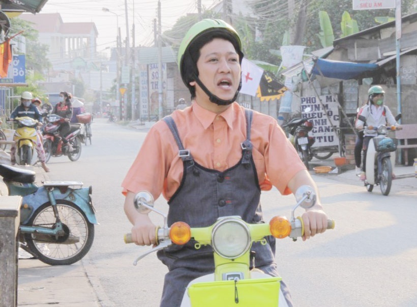 Truong Giang an mac banh bao chay xe om trong phim hinh anh