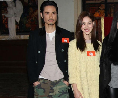 Đóng chung bộ phim Cương thi, Trịnh Gia Dĩnh đã rơi vào lưới tình của nàng Hoa hậu Hong Kong 2013 Trần Khải Lâm. Dù cách nhau 22 tuổi nhưng xứng đôi vì trai tài gái sắc.